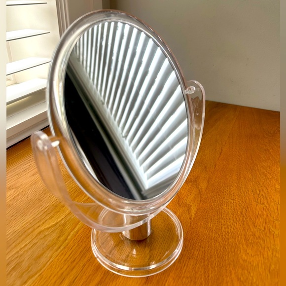 Makeup Mirror - 2 sided - 1 side zoomed in and 1 side normal mirror 🎀🧘🏼‍♀️🌸 - Picture 2 of 2